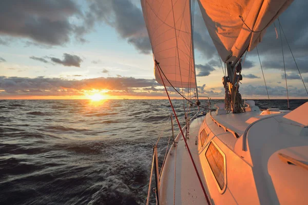 Iahtul Navighează Într Mare Deschisă Apusul Soarelui Vedere Aproape Punții — Fotografie, imagine de stoc