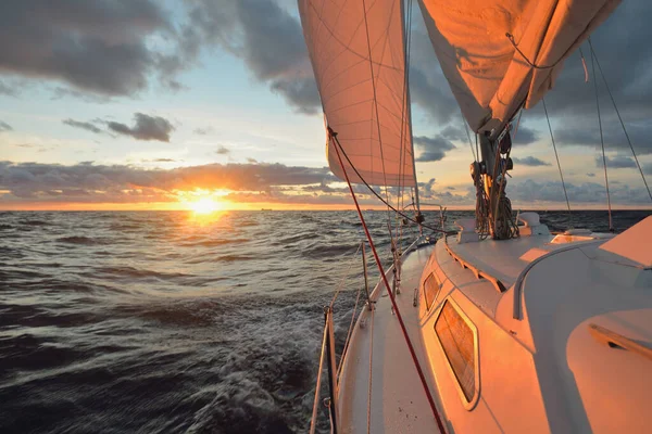 Jachtzeilen Een Open Zee Bij Zonsondergang Close Zicht Het Dek — Stockfoto