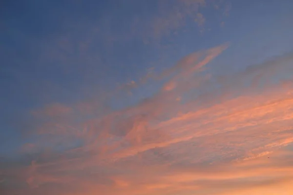 Clear Blue Sky Pink Golden Glowing Clouds Sunrise Dramatic Cloudscape — Stock Photo, Image