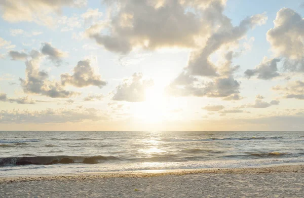 Gün batımında Baltık kıyılarından panoramik manzara. Dramatik bulutlar, parlayan bulutlar, fırtınadan sonra altın güneş ışığı. Doğa, çevre, iklim değişikliği, kararsız hava