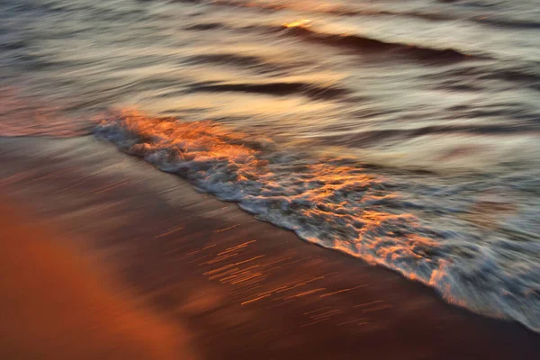 Морские Волны Брызги Текстуры Красочное Небо Отражается Воде Идиллический Морской — стоковое фото