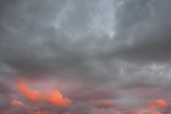夕阳西下 暴风雨过后 天空闪烁着粉色和金色的云彩 戏剧化的云雾 概念艺术 气象学 图像资源 风景如画的全景 — 图库照片
