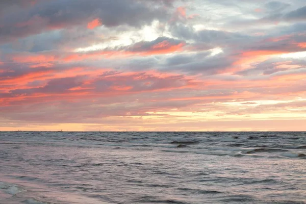 日落时从波罗的海海岸俯瞰全景 戏剧化的暴风雨天空 闪耀的云彩 金色的阳光 浪花飞溅的水自然 变化无常的天气 — 图库照片