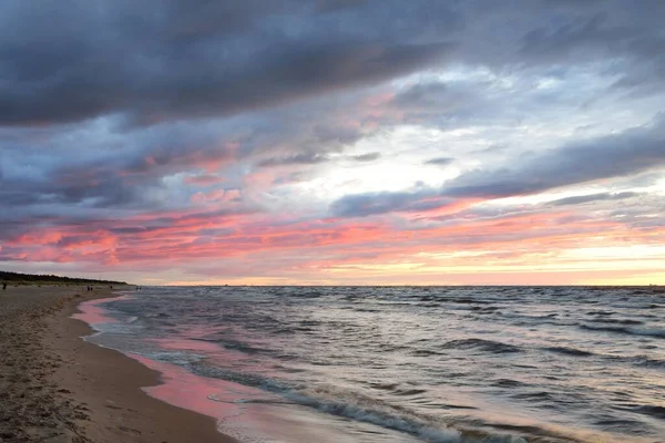 Gün Batımında Baltık Kıyılarından Panoramik Manzara Dramatik Fırtına Gökyüzü Parlayan — Stok fotoğraf