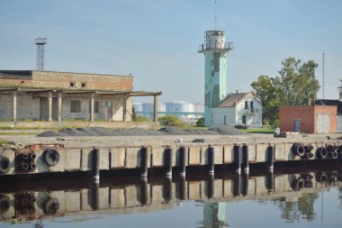 Eski bir deniz feneri. Açık mavi gökyüzü. Panoramik manzara. Şehir manzarası kavramı. Baltık Denizi. Seyahat yerleri, simgeler, mimari, navigasyon, umut ve barış kavramları