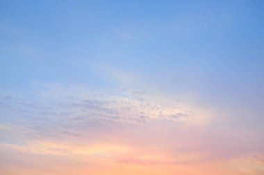 Açık mavi gökyüzü. Pembe ve altın renkli bulutlar. Gün doğumu. Dramatik bulut manzarası. Sanat, meteoroloji, cennet, umut, barış, grafik kaynakları, resimli panoramik manzara