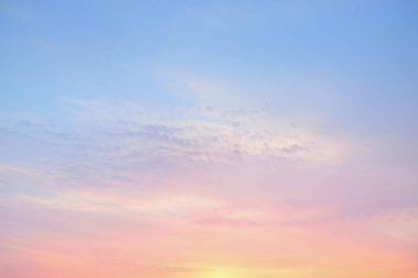 Açık mavi gökyüzü. Pembe ve altın renkli bulutlar. Gün doğumu. Dramatik bulut manzarası. Sanat, meteoroloji, cennet, umut, barış, grafik kaynakları, resimli panoramik manzara