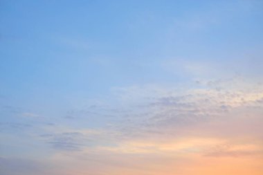 Açık mavi gökyüzü. Pembe ve altın renkli bulutlar. Gün doğumu. Dramatik bulut manzarası. Sanat, meteoroloji, cennet, umut, barış, grafik kaynakları, resimli panoramik manzara