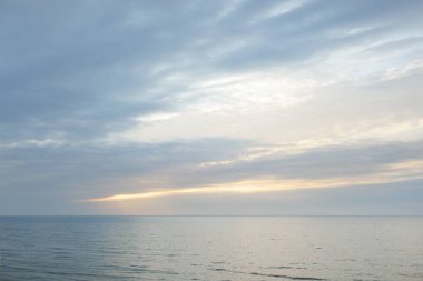 Gün batımında Baltık kıyılarından panoramik hava manzarası. Dramatik bulutlar, parlayan bulutlar, fırtınadan sonra altın güneş ışığı. Doğa, çevre, iklim değişikliği, kararsız hava