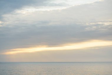 Gün batımında Baltık kıyılarından panoramik hava manzarası. Dramatik bulutlar, parlayan bulutlar, fırtınadan sonra altın güneş ışığı. Doğa, çevre, iklim değişikliği, kararsız hava