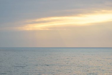 Gün batımında Baltık kıyılarından panoramik hava manzarası. Dramatik bulutlar, parlayan bulutlar, fırtınadan sonra altın güneş ışığı. Doğa, çevre, iklim değişikliği, kararsız hava