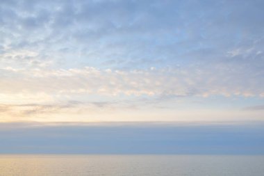 Gün batımında Baltık kıyılarından panoramik hava manzarası. Dramatik bulutlar, parlayan bulutlar, fırtınadan sonra altın güneş ışığı. Doğa, çevre, iklim değişikliği, kararsız hava