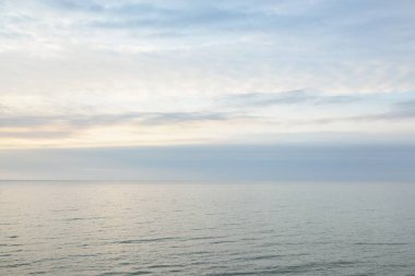 Gün batımında Baltık kıyılarından panoramik hava manzarası. Dramatik bulutlar, parlayan bulutlar, fırtınadan sonra altın güneş ışığı. Doğa, çevre, iklim değişikliği, kararsız hava