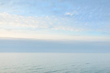 Gün batımında Baltık kıyılarından panoramik hava manzarası. Dramatik bulutlar, parlayan bulutlar, fırtınadan sonra altın güneş ışığı. Doğa, çevre, iklim değişikliği, kararsız hava