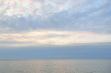 Gün batımında Baltık kıyılarından panoramik hava manzarası. Dramatik bulutlar, parlayan bulutlar, fırtınadan sonra altın güneş ışığı. Doğa, çevre, iklim değişikliği, kararsız hava