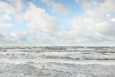 Fırtınadan sonra Baltık kıyıları (kum tepeleri, plaj). Dramatik gökyüzü, parlayan bulutlar. Resimli panoramik manzara. Doğa, çevre, ekoloji, eko-turizm, yürüyüş, keşif kavramları