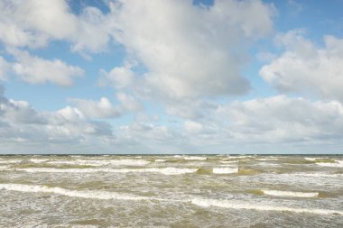 Fırtınadan sonra Baltık kıyıları (kum tepeleri, plaj). Dramatik gökyüzü, parlayan bulutlar. Resimli panoramik manzara. Doğa, çevre, ekoloji, eko-turizm, yürüyüş, keşif kavramları