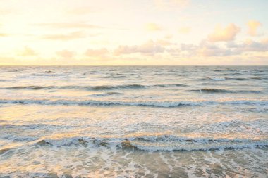 Deniz dalgaları ve sıçrama dokusu. Renkli gökyüzü suya yansıyor. Idyllic deniz manzarası. Kavramsal görüntü, uzun pozlama. Resimli bir manzara var. Arkaplan, duvar kağıdı, doğal desen, grafik kaynakları