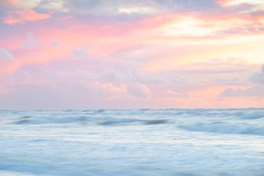Deniz dalgaları ve sıçrama dokusu. Renkli gökyüzü suya yansıyor. Idyllic deniz manzarası. Kavramsal görüntü, uzun pozlama. Resimli bir manzara var. Arkaplan, duvar kağıdı, doğal desen, grafik kaynakları