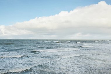 Fırtınadan sonra dramatik günbatımı bulutları altında Baltık Denizi. Dalgalar, su sıçratma. Destansı deniz manzarası. 40-50 deniz mili rüzgar gücü. Kasırga, fırtına, sert hava, meteoroloji, ekoloji, iklim değişikliği