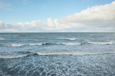 Fırtınadan sonra dramatik günbatımı bulutları altında Baltık Denizi. Dalgalar, su sıçratma. Destansı deniz manzarası. 40-50 deniz mili rüzgar gücü. Kasırga, fırtına, sert hava, meteoroloji, ekoloji, iklim değişikliği