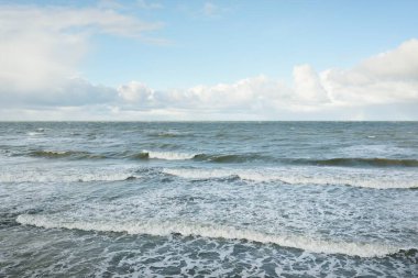 Fırtınadan sonra dramatik günbatımı bulutları altında Baltık Denizi. Dalgalar, su sıçratma. Destansı deniz manzarası. Kasırga, fırtına, sert hava, meteoroloji, ekoloji, iklim değişikliği, doğal olaylar
