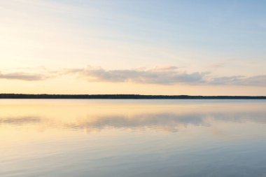 Orman Gölü (nehir) gün batımında. Parlayan bulutlar, berrak bir sudaki simetri yansımaları. Idyllic manzara. Resimli panoramik manzara. Saf doğa, ekoloji, ekolojik rezerv, eko-turizm.