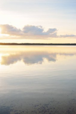 Orman Gölü (nehir) gün batımında. Parlayan bulutlar, berrak bir sudaki simetri yansımaları. Idyllic manzara. Resimli panoramik manzara. Saf doğa, ekoloji, ekolojik rezerv, eko-turizm.