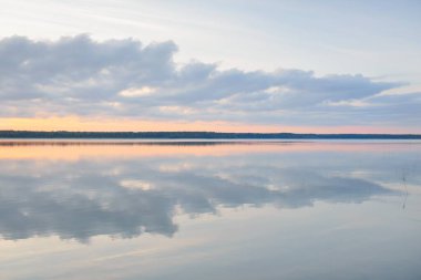 Orman Gölü (nehir) gün batımında. Parlayan bulutlar, berrak bir sudaki simetri yansımaları. Idyllic manzara. Resimli panoramik manzara. Saf doğa, ekoloji, ekolojik rezerv, eko-turizm.