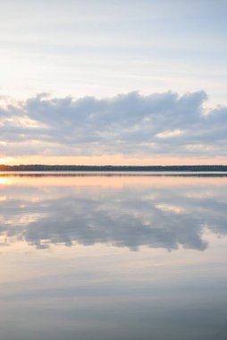 Orman Gölü (nehir) gün batımında. Parlayan bulutlar, berrak bir sudaki simetri yansımaları. Idyllic manzara. Resimli panoramik manzara. Saf doğa, ekoloji, ekolojik rezerv, eko-turizm.