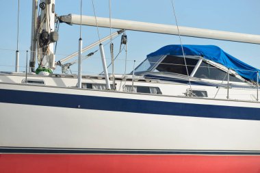 Bir yat limanında karada duran 20 metrelik bir yelkenli. Ulaşım, denizcilik, onarım ve hizmet, yelkencilik, spor, eğlence. Turizm, boş zaman aktivitesi kavramları