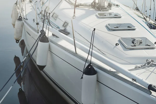 Bílá Moderní Plachetnice Pronájmu Prodeji Kotvící Molu Jachtovém Přístavu Dřevěná — Stock fotografie
