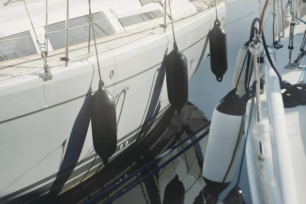 Witte Moderne Zeilboot Huur Koop Afgemeerd Aan Een Pier Een — Stockfoto