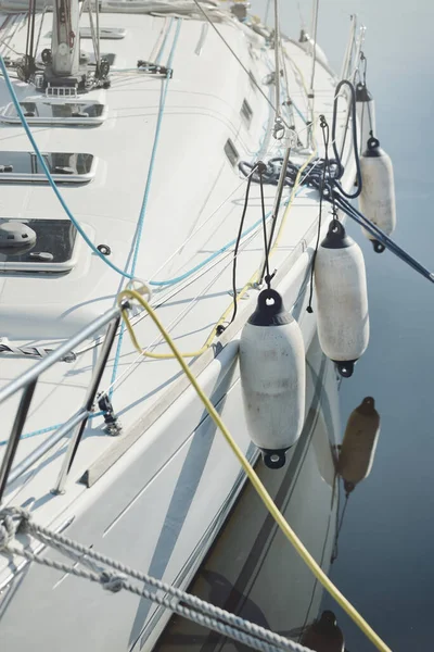 白色现代帆船 供出租和销售 停泊在游艇码头上 航行船只 业余航行 休闲活动 娱乐概念 — 图库照片