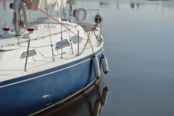 Blaue Schaluppe Getakeltes Segelboot Vermieten Und Verkaufen Das Einem Pier — Stockfoto