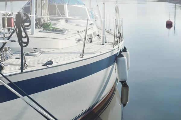 白いモダンな帆船 賃貸と販売のための はヨットマリーナの桟橋に係留されました 木製のチーク材のデッキ 航海船 アマチュアセーリング レクリエーションの概念 — ストック写真