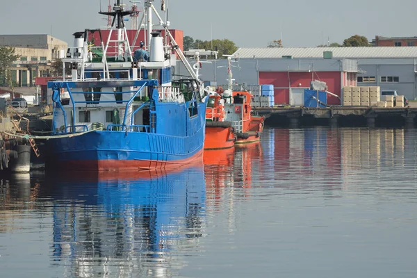 Balıkçılık Trol Teknesi Pilot Botlar Kargo Limanındaki Bir Rıhtıma Demirlediler — Stok fotoğraf