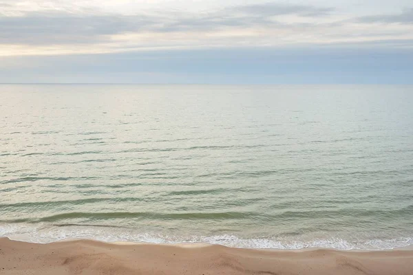 Gün batımında Baltık kıyılarından panoramik hava manzarası. Dramatik bulutlar, parlayan bulutlar, fırtınadan sonra altın güneş ışığı. Doğa, çevre, iklim değişikliği, kararsız hava
