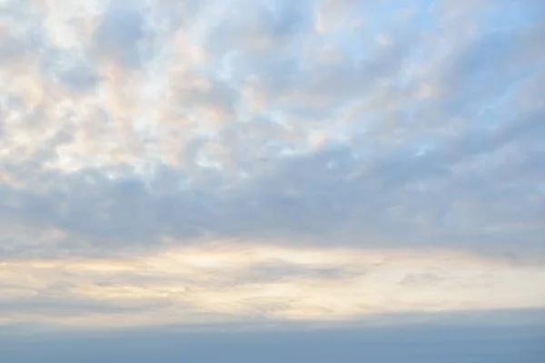 Clear Blue Sky Glowing Cirrus Cumulus Clouds Storm Sunset Dramatic — Foto de Stock