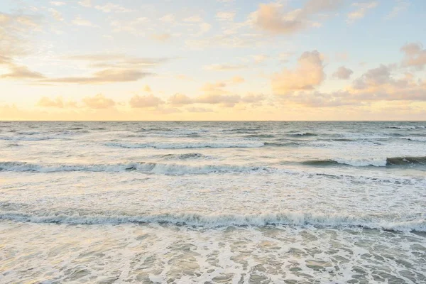 Zeegolven Spatten Textuur Kleurrijke Lucht Reflecteert Het Water Idyllische Zeegezicht — Stockfoto