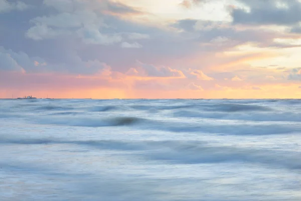 Deniz Dalgaları Sıçrama Dokusu Renkli Gökyüzü Suya Yansıyor Idyllic Deniz — Stok fotoğraf
