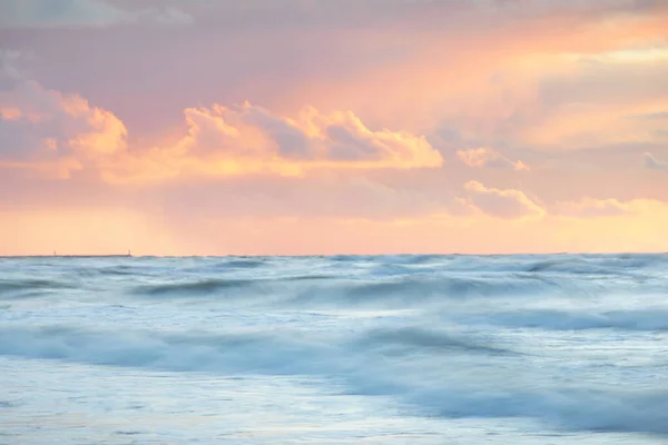 海の波とスプラッシュテクスチャ 水の中に反映カラフルな空 牧歌的な海の景色 コンセプトイメージ 長時間露光 絵のような景色 自然パターン グラフィックリソース — ストック写真