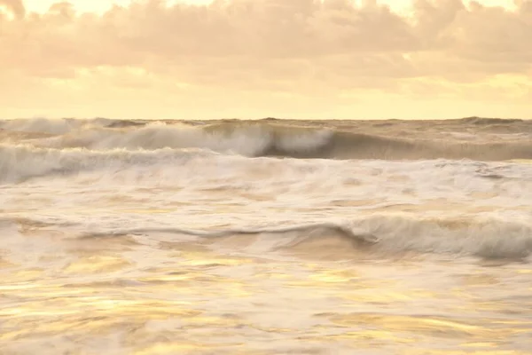 Sea Waves Splashes Texture Colorful Sky Reflecting Water Idyllic Seascape — Stock Photo, Image