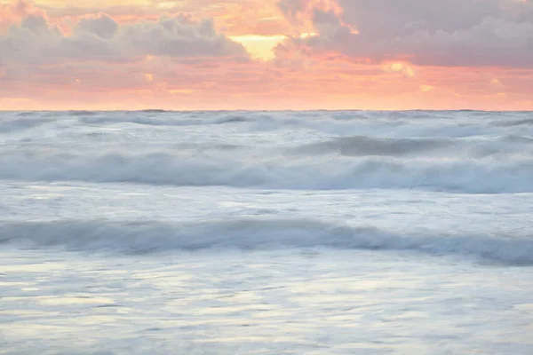 Ondes Mer Éclaboussures Texture Ciel Coloré Réfléchissant Dans Eau Paysage — Photo