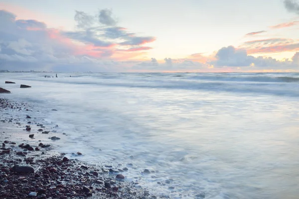 Zeegolven Spatten Textuur Kleurrijke Lucht Reflecteert Het Water Idyllische Zeegezicht — Stockfoto