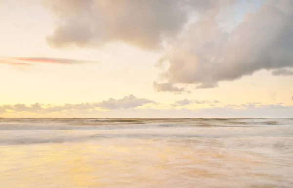 Zeegolven Spatten Textuur Kleurrijke Lucht Reflecteert Het Water Idyllische Zeegezicht — Stockfoto