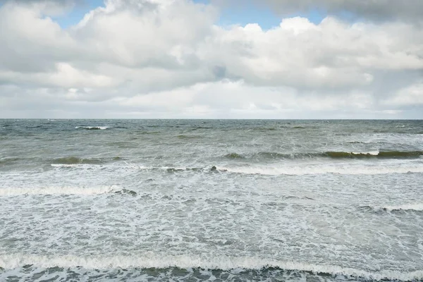 风暴过后 波罗的海在戏剧性的日落云彩之下 浪花飞溅的水史诗般的海景40 50节风力 恶劣天气 气象学 生态学 气候变化 — 图库照片