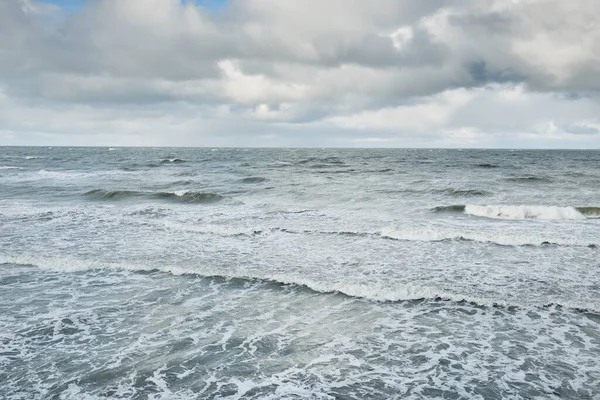 Fırtınadan Sonra Dramatik Günbatımı Bulutları Altında Baltık Denizi Dalgalar Sıçratma — Stok fotoğraf