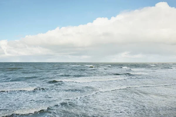Fırtınadan sonra dramatik günbatımı bulutları altında Baltık Denizi. Dalgalar, su sıçratma. Destansı deniz manzarası. 40-50 deniz mili rüzgar gücü. Kasırga, fırtına, sert hava, meteoroloji, ekoloji, iklim değişikliği