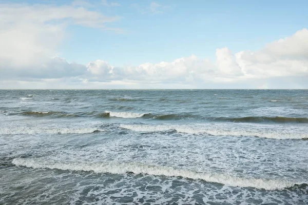 Fırtınadan Sonra Dramatik Günbatımı Bulutları Altında Baltık Denizi Dalgalar Sıçratma — Stok fotoğraf